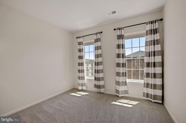 Building Photo - 43144 Thoroughfare Gap Terrace