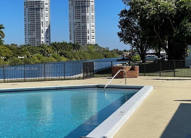 Building Photo - 3401 N Country Club Dr