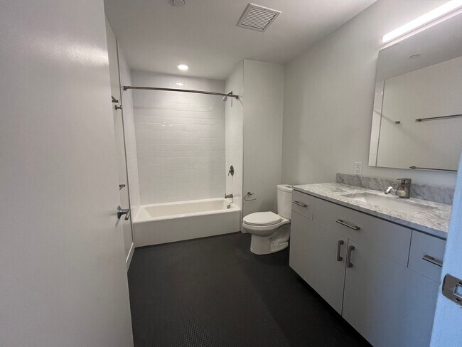 Building Photo - 2 Bed 2 Bath - July Move-In