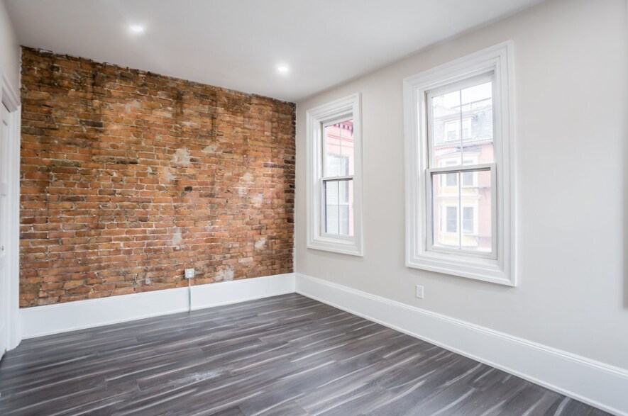 Building Photo - 45 Clarendon St