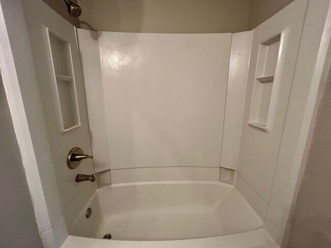 Building Photo - 3 BEDROOM 2 BATHROOM RANCH STYLE HOME IN PIKE!