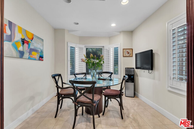 Building Photo - 326 N Doheny Dr