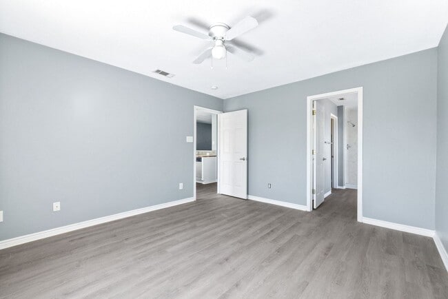 Building Photo - Carriage Place Square