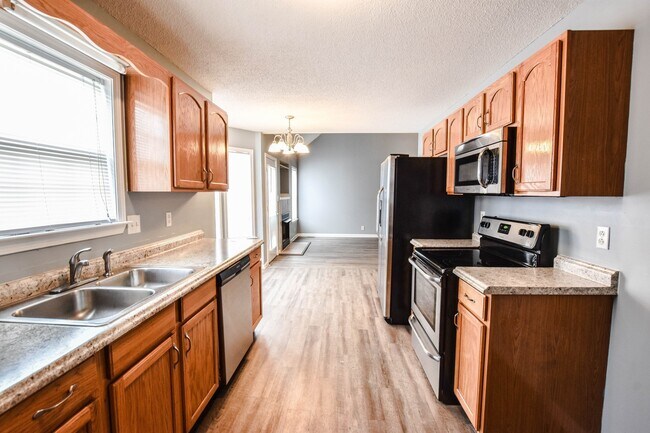 Building Photo - Pet Friendly Three Bedroom with Bonus in S...