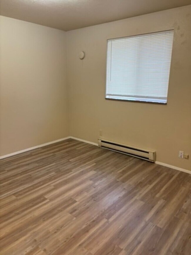 Building Photo - MP149 - 1014-1016 E Crown Ave