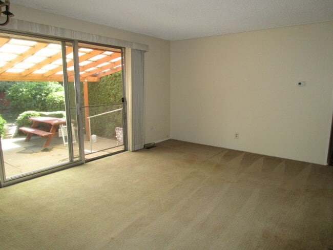 Building Photo - 2310 W Parkway Dr