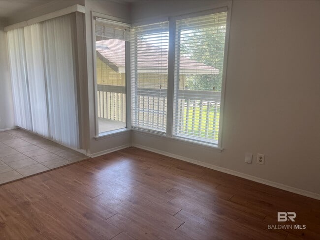 Building Photo - 2065 Sea Cliff Dr N