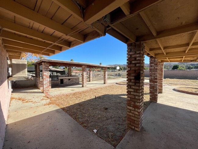 Building Photo - Four Bedroom Two Bathroom Home in Hemet!