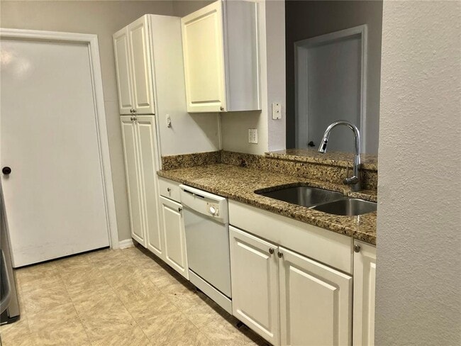 Building Photo - 5542 Metrowest Blvd