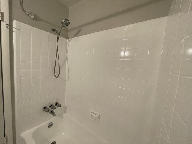 Building Photo - 810 Loxford Terrace