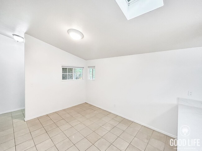 Building Photo - Beautiful 3B/2BA W/ Attached Garage and Up...