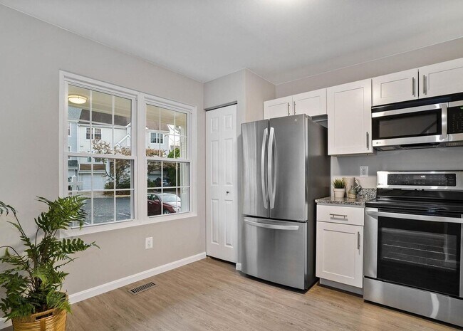 Building Photo - Gorgeous End Unit townhouse with WATER VIEWS ready mid August!