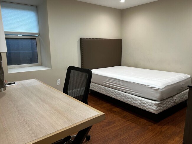 Building Photo - Massive Brighton 8 Bed / 9 Bath House in the 1700 block of Comm Ave!!!! Students Welcome. Avail 9...