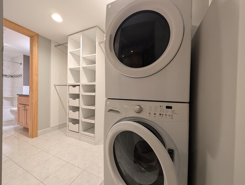 Full size washer dryer in unit - 4201 Roland Ave