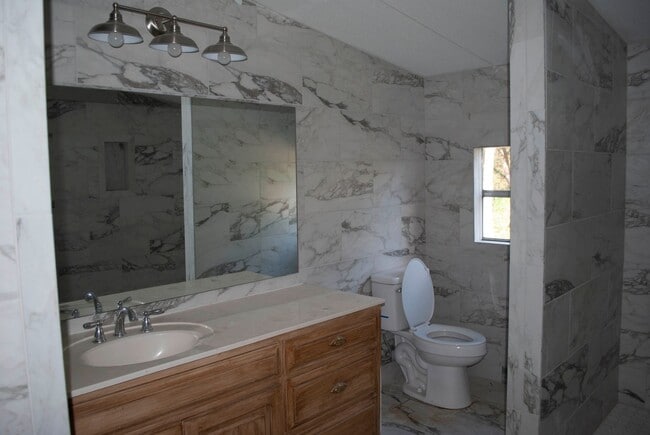 Building Photo - 3 bed 2 bath Tallahassee Home for Rent