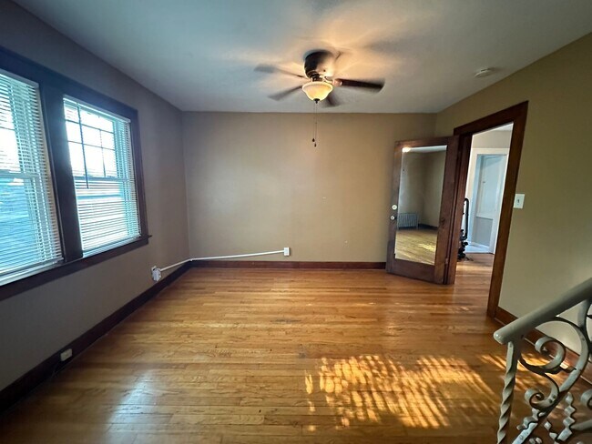 Building Photo - Gigantic 5 bedroom home on the NW side of ...