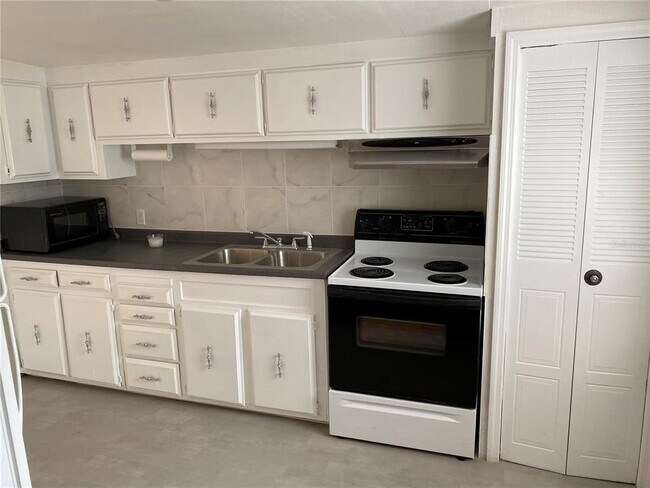Building Photo - 26143 Rose Ln