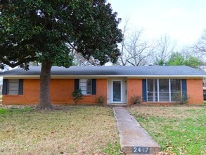 Building Photo - Spacious 3 Bedroom 2 Bathroom Home with LARGE Backyard!