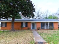 Building Photo - Spacious 3 Bedroom 2 Bathroom Home with LARGE Backyard!