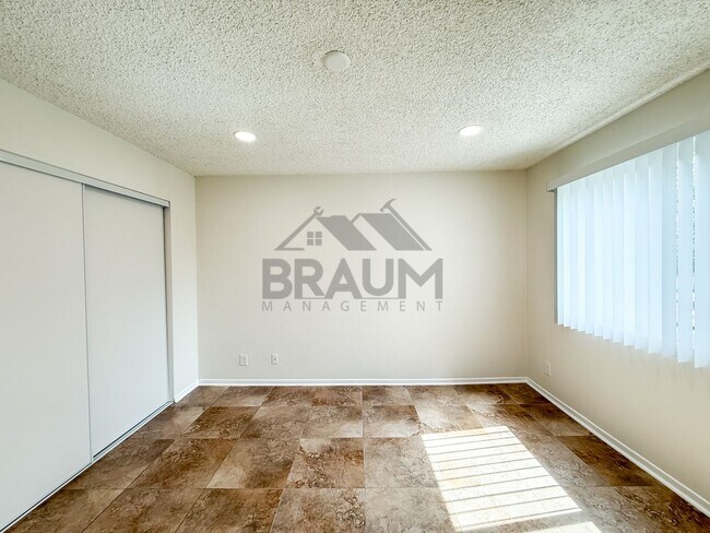 Building Photo - 221 W Elm Ave