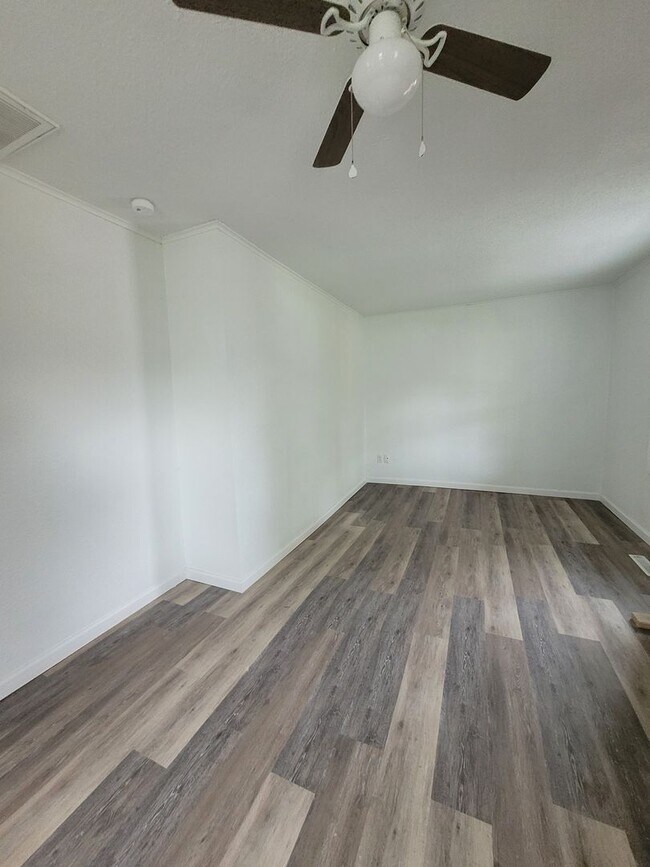 Building Photo - Recently Renovated 2 Bedroom 1 Bath Home!