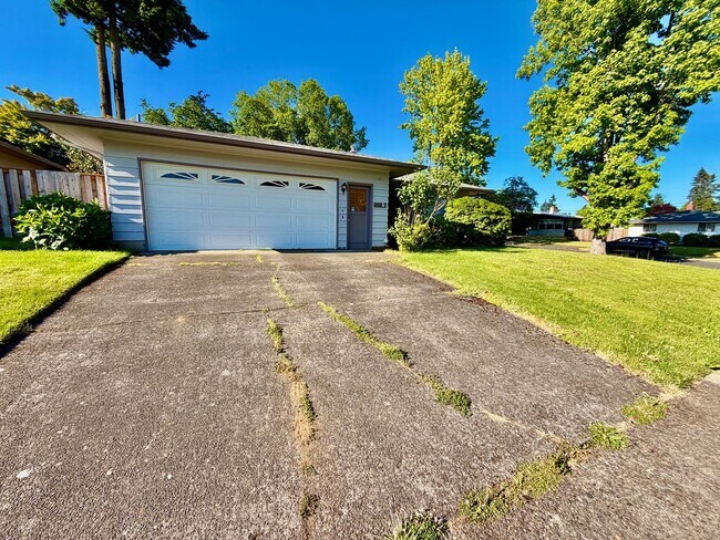 Building Photo - Spacious, Remodeled 5bd/3bath Cherry Park Home with Large Fenced Garden and Finished Basement