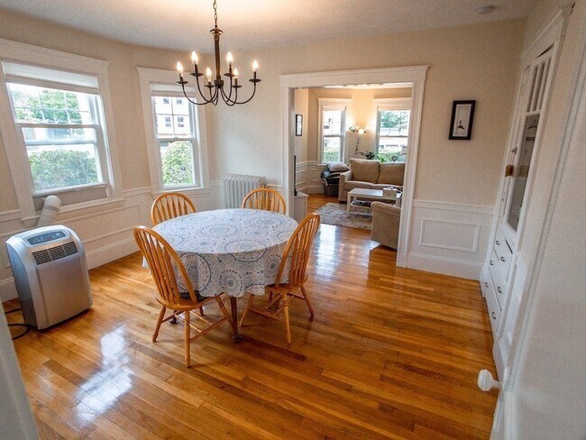 Building Photo - 21 Bradwood St