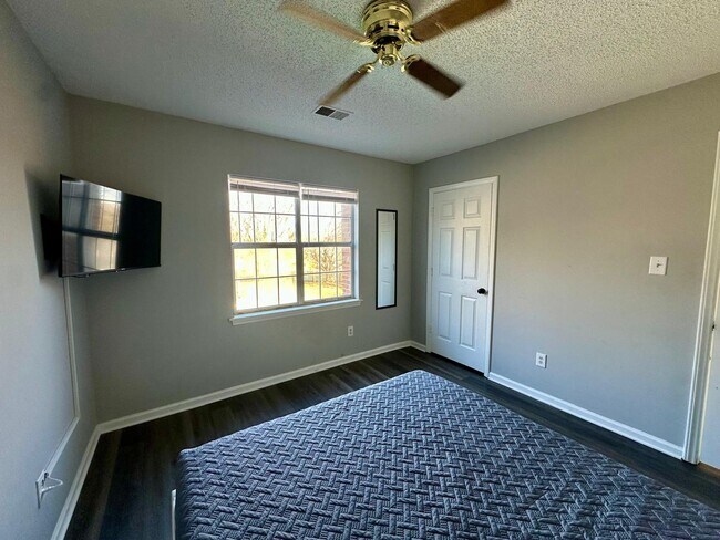 Building Photo - 9501 Pondside Ln