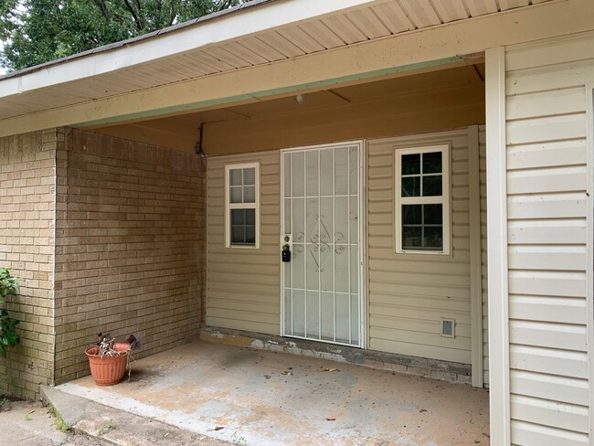 Building Photo - 1306 E Twin Lakes Dr