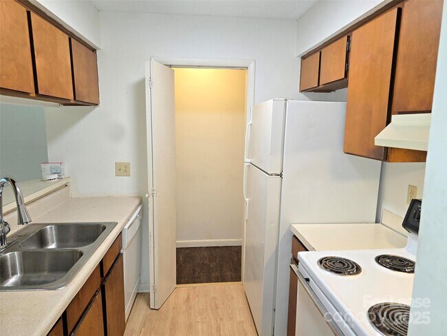 Building Photo - 4524 Sharon Chase Dr