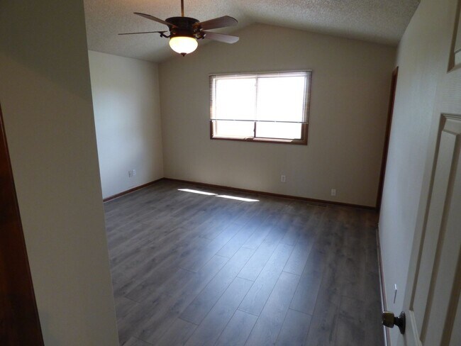 Building Photo - $0 DEPOSIT OPTION.  TRI-LEVEL HOME IN SE AURORA