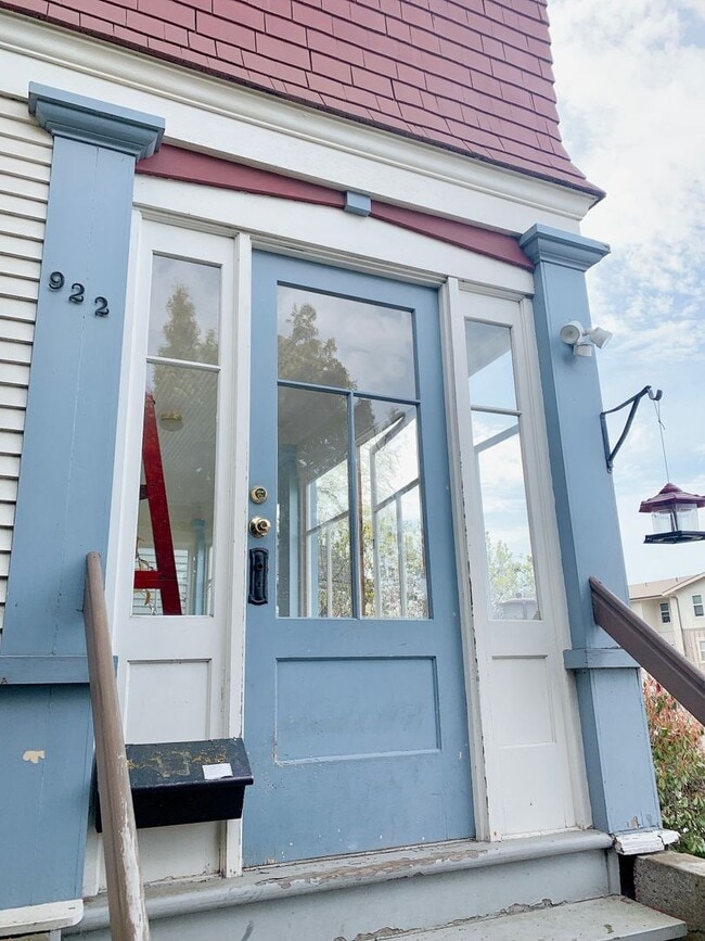 Building Photo - PRELEASING: Classic N Garden 6 bdrm/3 bath near WWU North Campus