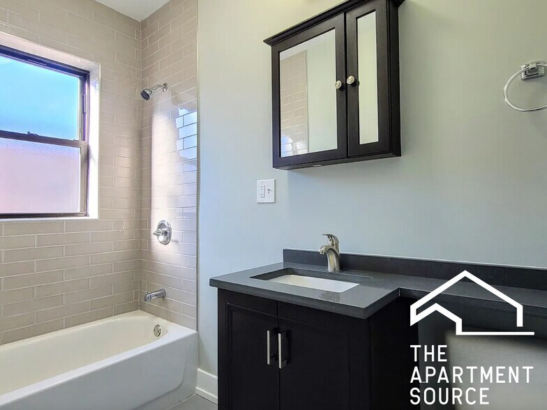 Building Photo - 849 W Cornelia Ave