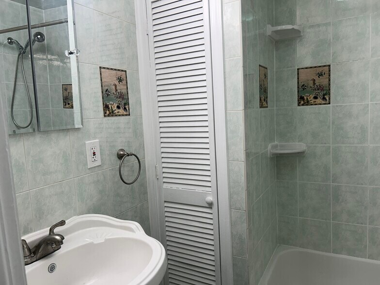 Building Photo - 536 44th St