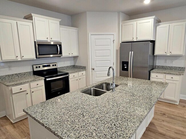Building Photo - Elegant 4-Bedroom Lake Park Home with Open Layout, Modern Finishes, and Fenced Yard
