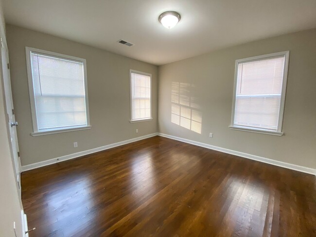 Building Photo - Recently renovated, 2 Bed, 1 Bath with Bon...