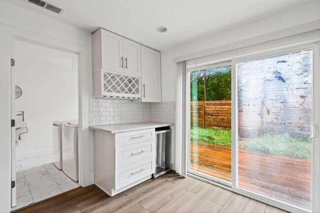 Building Photo - 6401 Chimney Creek Cir