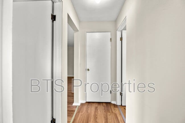 Building Photo - 305 N Pleasant View St