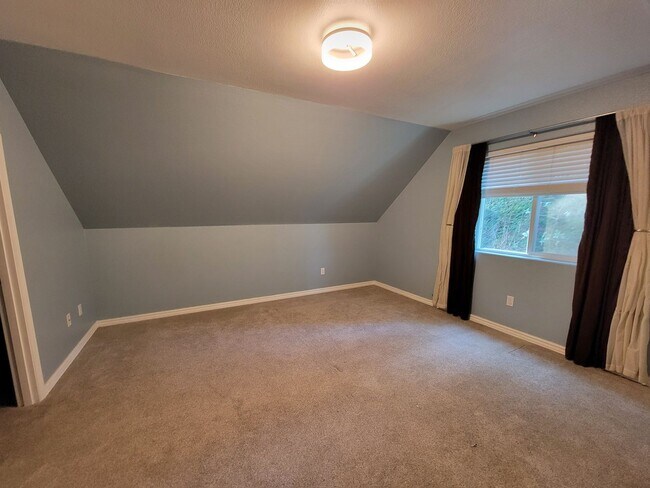 Building Photo - Spacious and Beautiful 4 bedroom in conven...