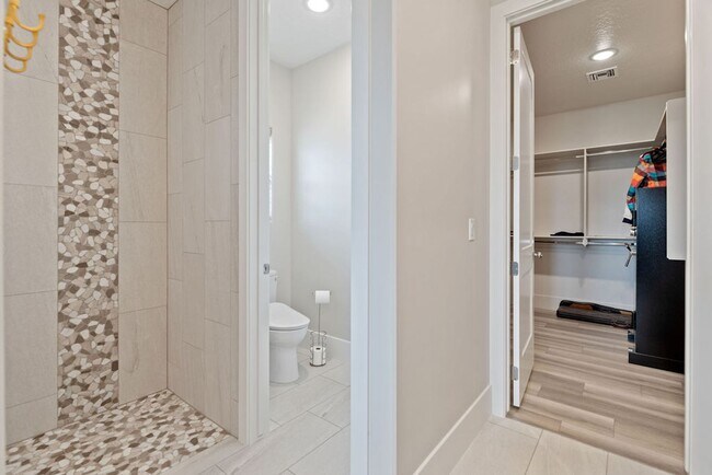 Building Photo - Elegant Residence on an Acre Lot