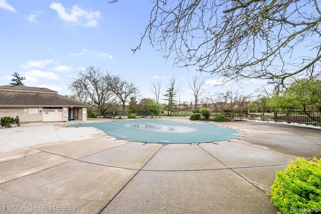 Building Photo - 38887 Country Cir