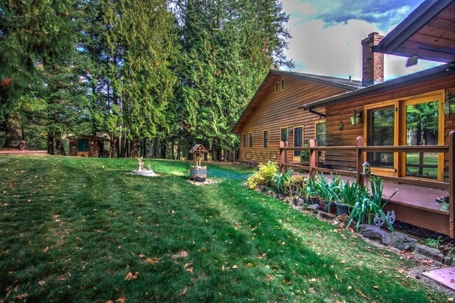 Building Photo - Custom Country Home With Spectacular Views...