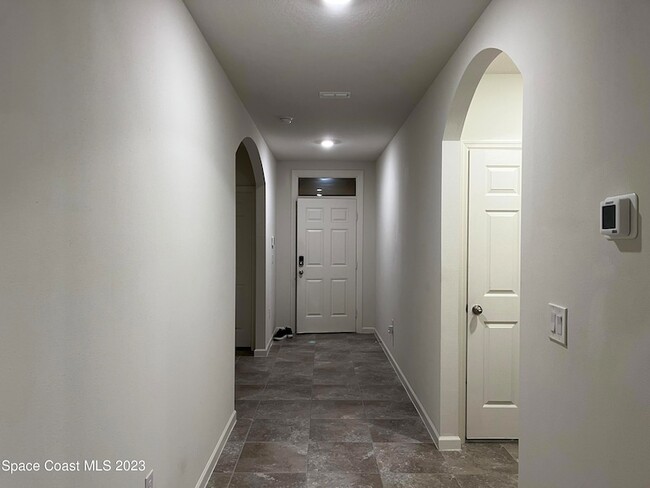 Building Photo - 388 Guinevere Dr SW