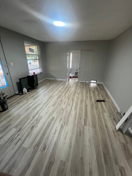 Living room - 911 17th Ave