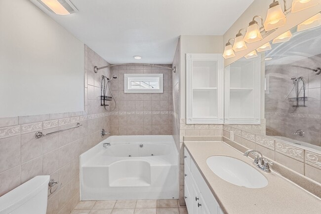 Building Photo - MOVE-IN READY! Quiet Neighborhood near Sho...