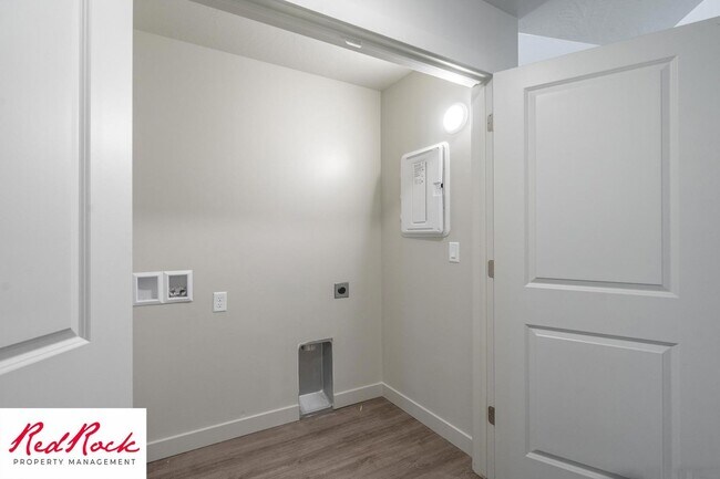 Building Photo - Inviting 2 Bedroom End Unit Condo - Pet Friendly!