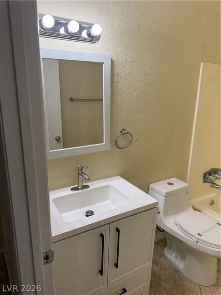 Building Photo - 1390 Hialeah Dr