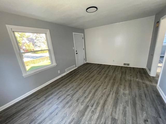 Building Photo - Renovated 2 bedroom home with large yard!