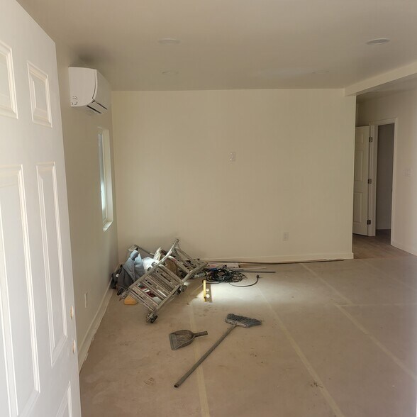 Building Photo - 729 E Providencia Ave