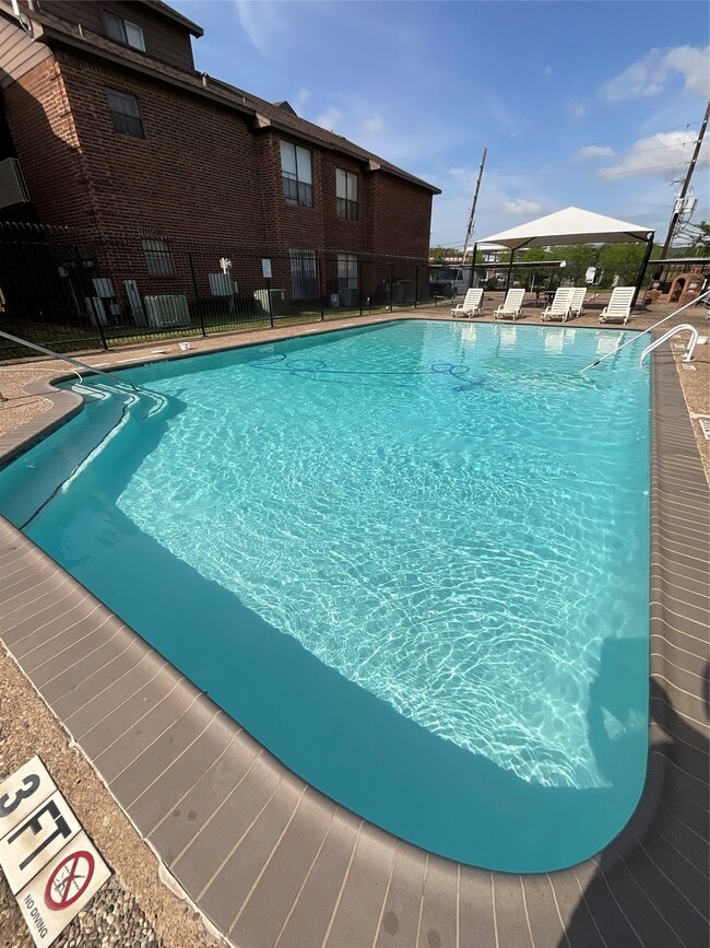 Building Photo - 3100 Walnut Bend Ln